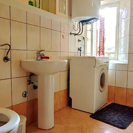 Stara Kapetanska Kuca Мали-Лошинь